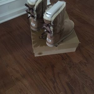 Uggs tan Bailey bows